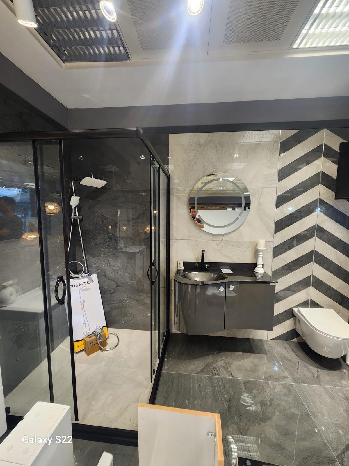 Duşakabin ve seramik kaplı banyo